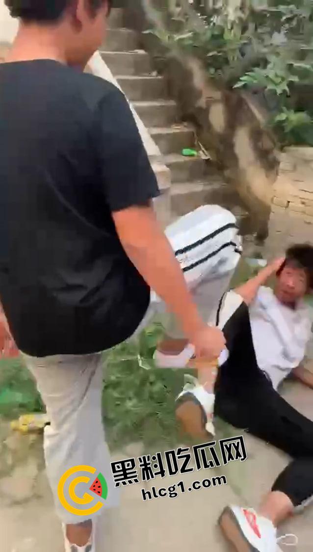 抖音快手热榜！河南南阳持刀霸凌原视频 一群纹身精神小伙持刀围殴 小伙子要被打得神志不清了  第8张