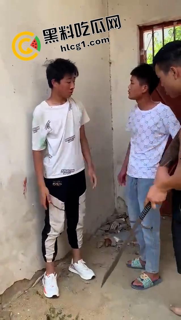 抖音快手热榜！河南南阳持刀霸凌原视频 一群纹身精神小伙持刀围殴 小伙子要被打得神志不清了  第9张