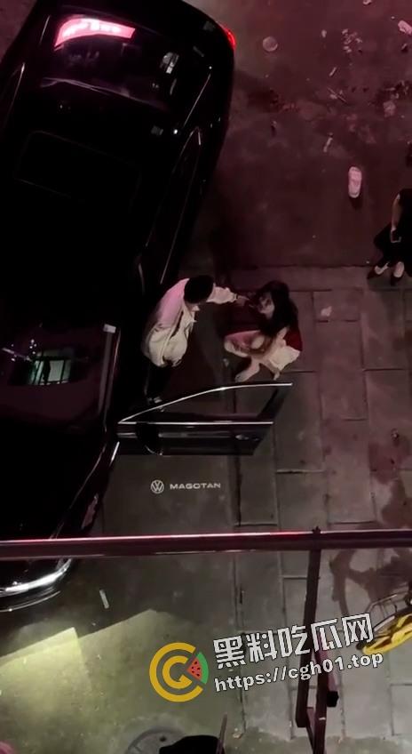 今日热瓜！迈腾哥当街暴打妻子 出门半小时都能偷个男人 内衣扯烂奶子都给拉出来了  第1张