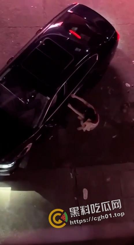 今日热瓜！迈腾哥当街暴打妻子 出门半小时都能偷个男人 内衣扯烂奶子都给拉出来了  第2张