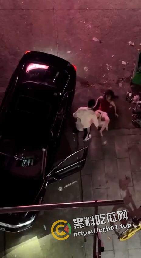 今日热瓜！迈腾哥当街暴打妻子 出门半小时都能偷个男人 内衣扯烂奶子都给拉出来了  第3张