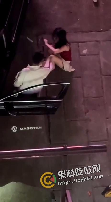 今日热瓜！迈腾哥当街暴打妻子 出门半小时都能偷个男人 内衣扯烂奶子都给拉出来了  第4张