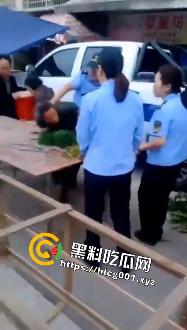 四川省巴中市一群城管将老无所依自食其力的买菜老人打在地上瘫痪不起人家只是想卖菜赚点吃饭钱而已阿  第1张