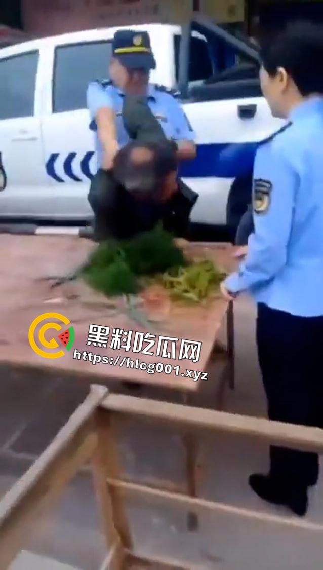 四川省巴中市一群城管将老无所依自食其力的买菜老人打在地上瘫痪不起人家只是想卖菜赚点吃饭钱而已阿  第2张