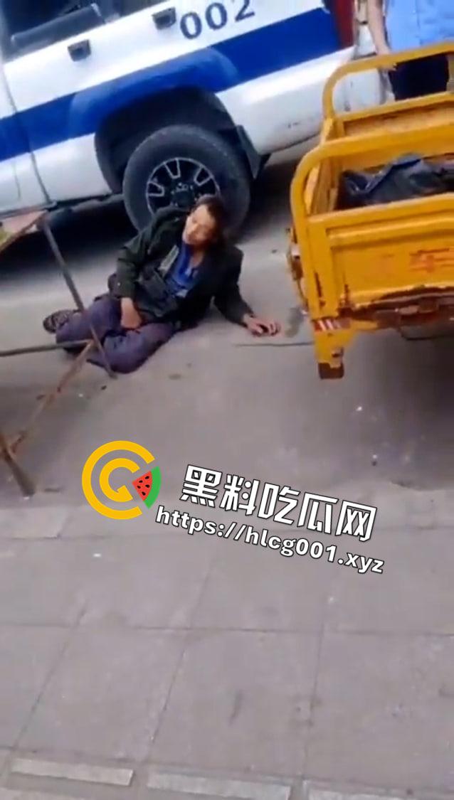四川省巴中市一群城管将老无所依自食其力的买菜老人打在地上瘫痪不起人家只是想卖菜赚点吃饭钱而已阿  第5张