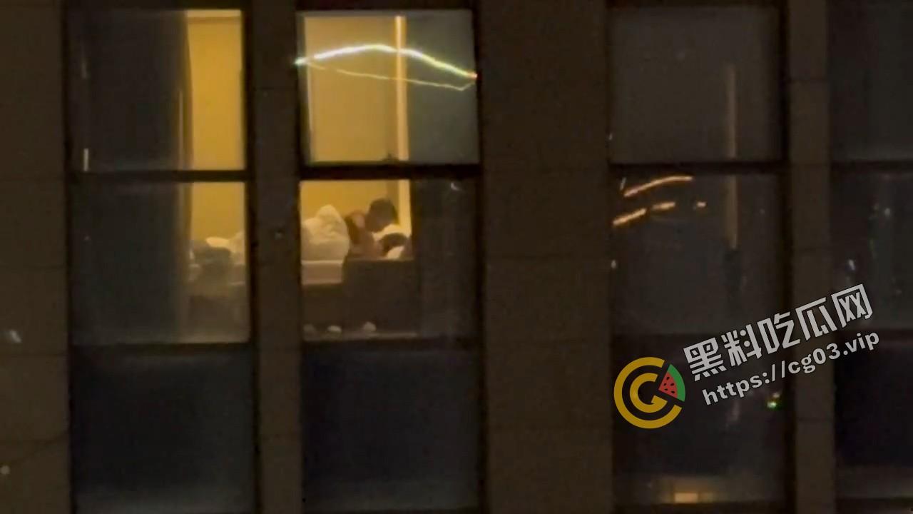 偷拍酒店落地窗激情床戏 疑似叫鸡  第1张