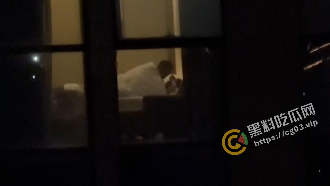 偷拍酒店落地窗激情床戏 疑似叫鸡  第2张