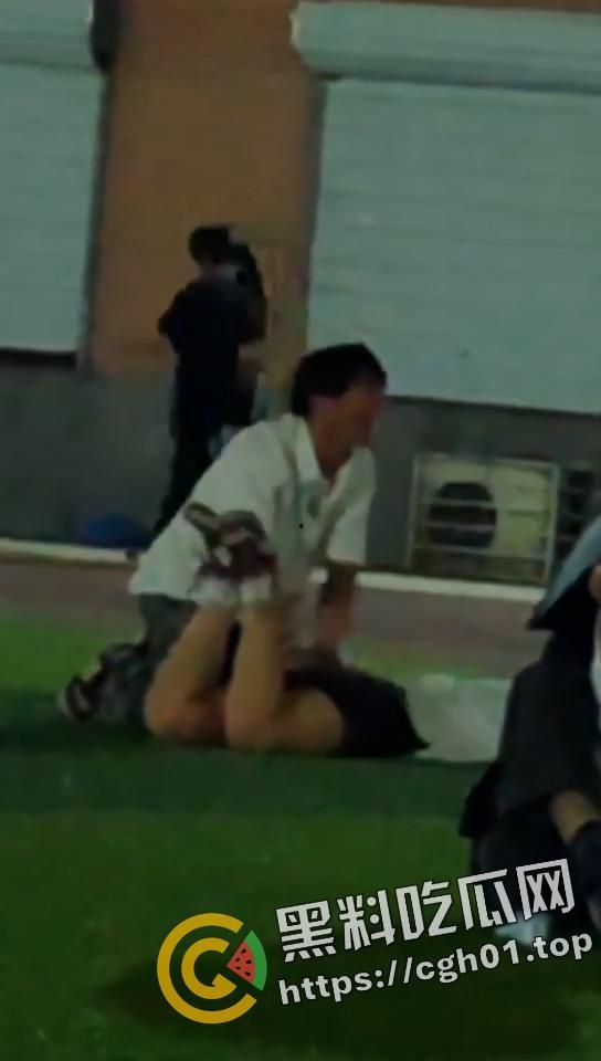 学校操场当众play  屁股做脸 后入猛扣 这怕不是已经放进去了 第1张