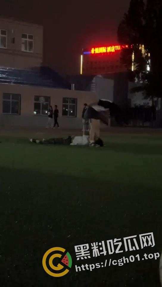 学校操场当众play  屁股做脸 后入猛扣 这怕不是已经放进去了 第2张