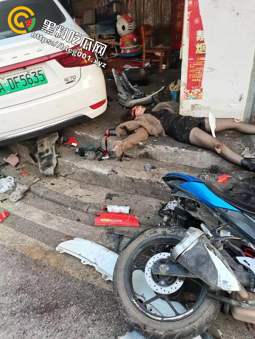 湖北美术学院情侣骑摩托 与网约车发生口角被撞倒2死1伤  可惜了这双黑丝美腿了 现场画面流出 第2张