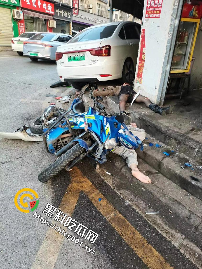湖北美术学院情侣骑摩托 与网约车发生口角被撞倒2死1伤  可惜了这双黑丝美腿了 现场画面流出 第3张