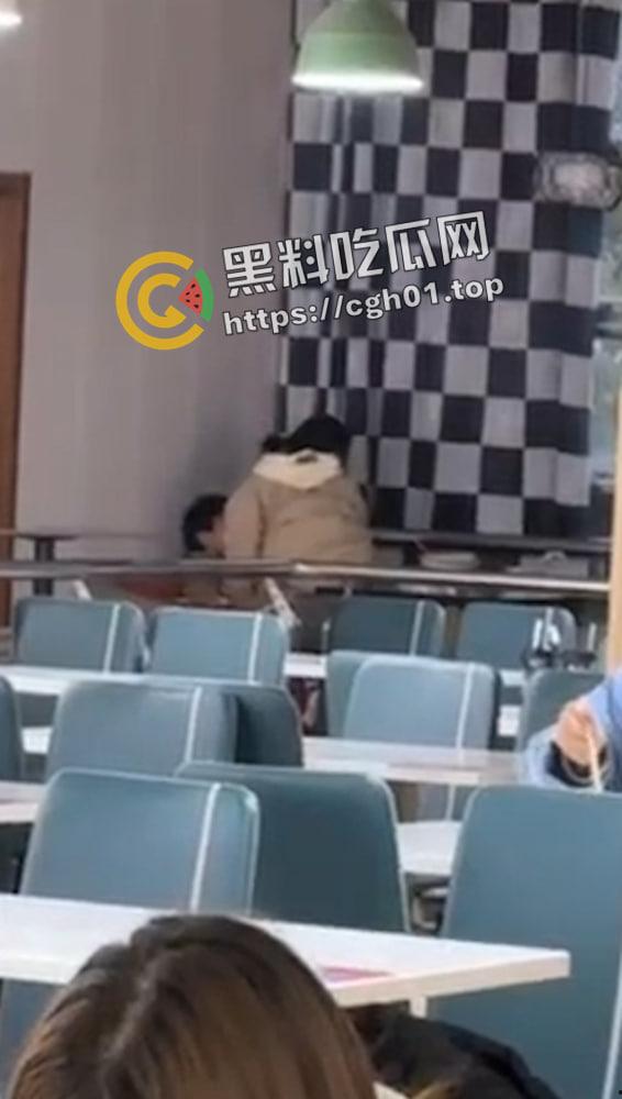 宿迁学院四号餐厅情侣餐桌做爱 女上忘我地蠕动 偷拍视频被流出  第4张
