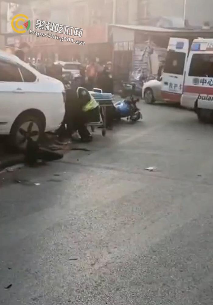 湖北美术学院情侣骑摩托 与网约车发生口角被撞倒2死1伤  可惜了这双黑丝美腿了 现场画面流出 第4张