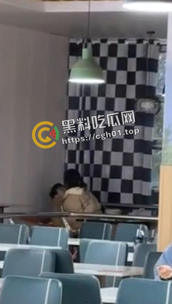 宿迁学院四号餐厅情侣餐桌做爱 女上忘我地蠕动 偷拍视频被流出  第5张