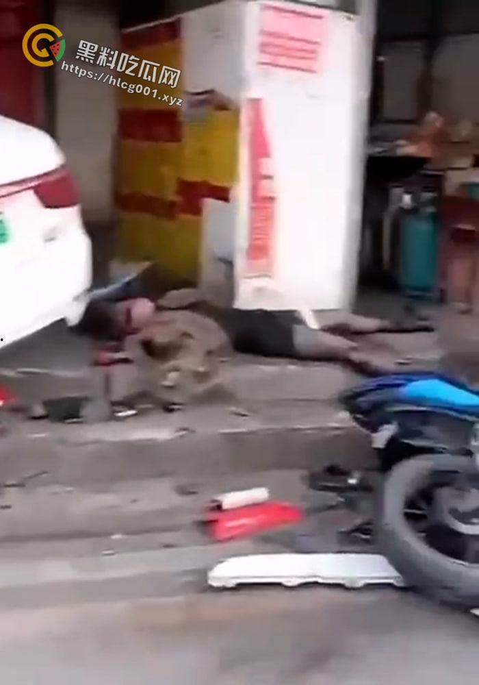 湖北美术学院情侣骑摩托 与网约车发生口角被撞倒2死1伤  可惜了这双黑丝美腿了 现场画面流出 第5张
