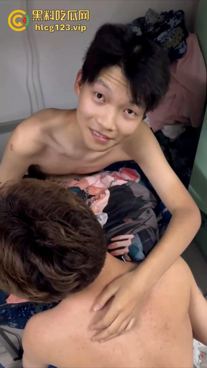 男生宿舍有gay成什么样子？西安科技大学俩男大学生激情湿吻视频流出 震碎三观！  第3张