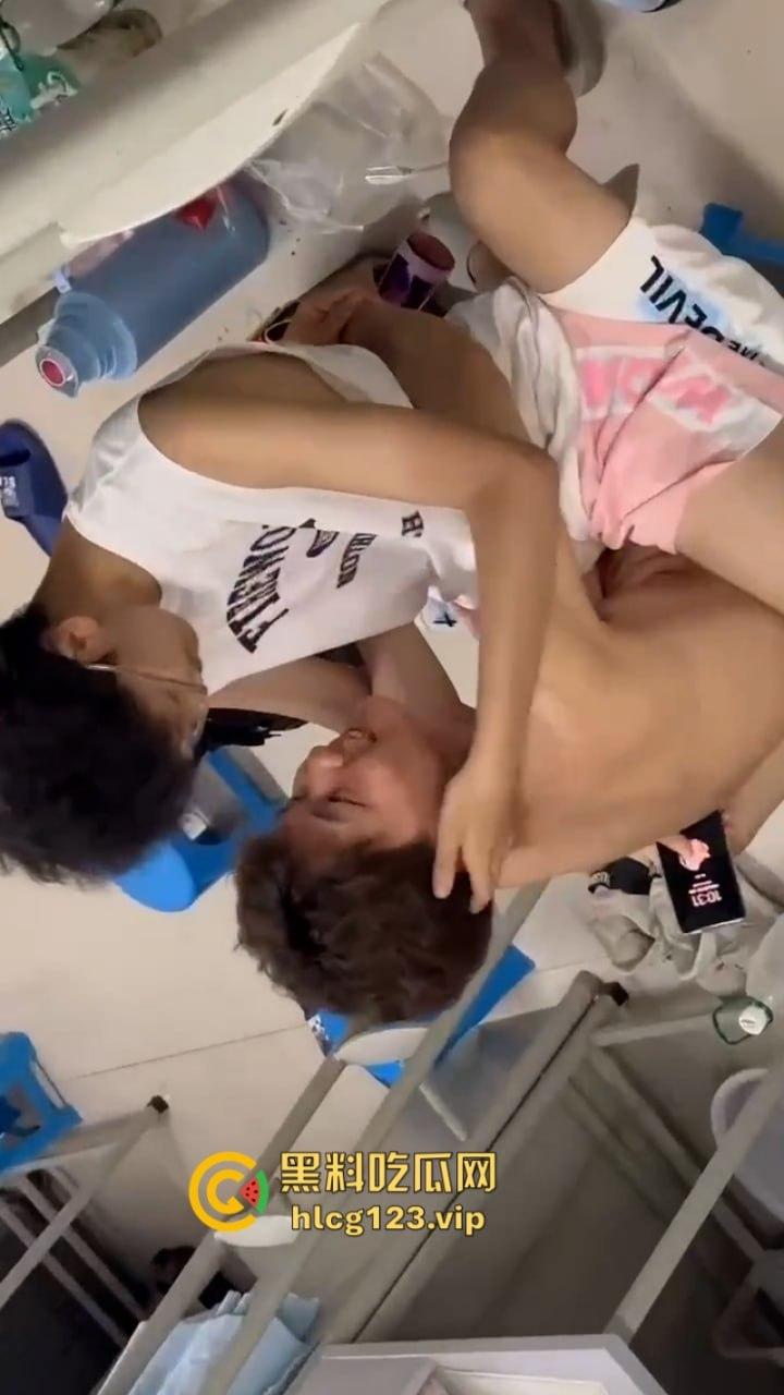 男生宿舍有gay成什么样子？西安科技大学俩男大学生激情湿吻视频流出 震碎三观！  第5张