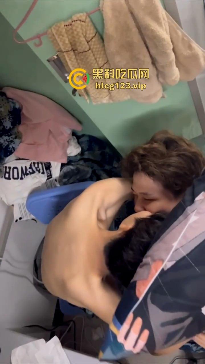 男生宿舍有gay成什么样子？西安科技大学俩男大学生激情湿吻视频流出 震碎三观！  第8张
