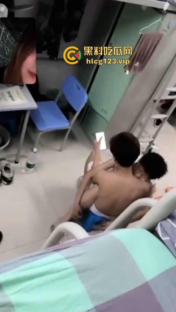 男生宿舍有gay成什么样子？西安科技大学俩男大学生激情湿吻视频流出 震碎三观！  第10张
