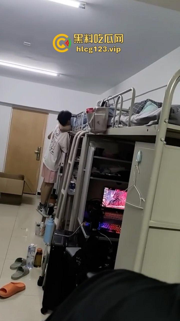 男生宿舍有gay成什么样子？西安科技大学俩男大学生激情湿吻视频流出 震碎三观！  第11张