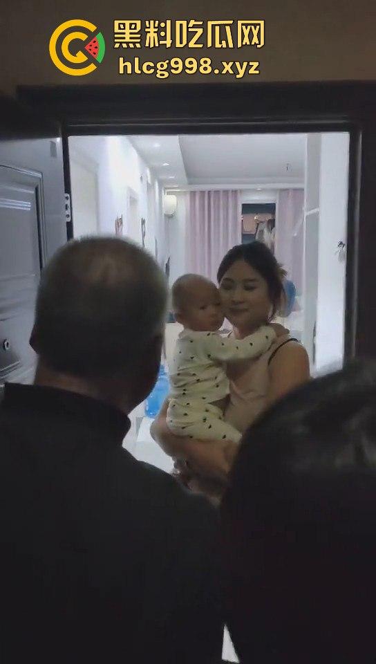 山东抖音骚货【莉莉安】刚生完孩子就耐不住寂寞！租房偷情被老公捉奸，场面乱成一锅粥！  第8张