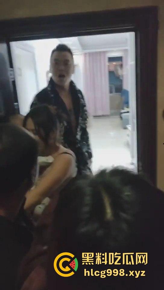 山东抖音骚货【莉莉安】刚生完孩子就耐不住寂寞！租房偷情被老公捉奸，场面乱成一锅粥！  第10张