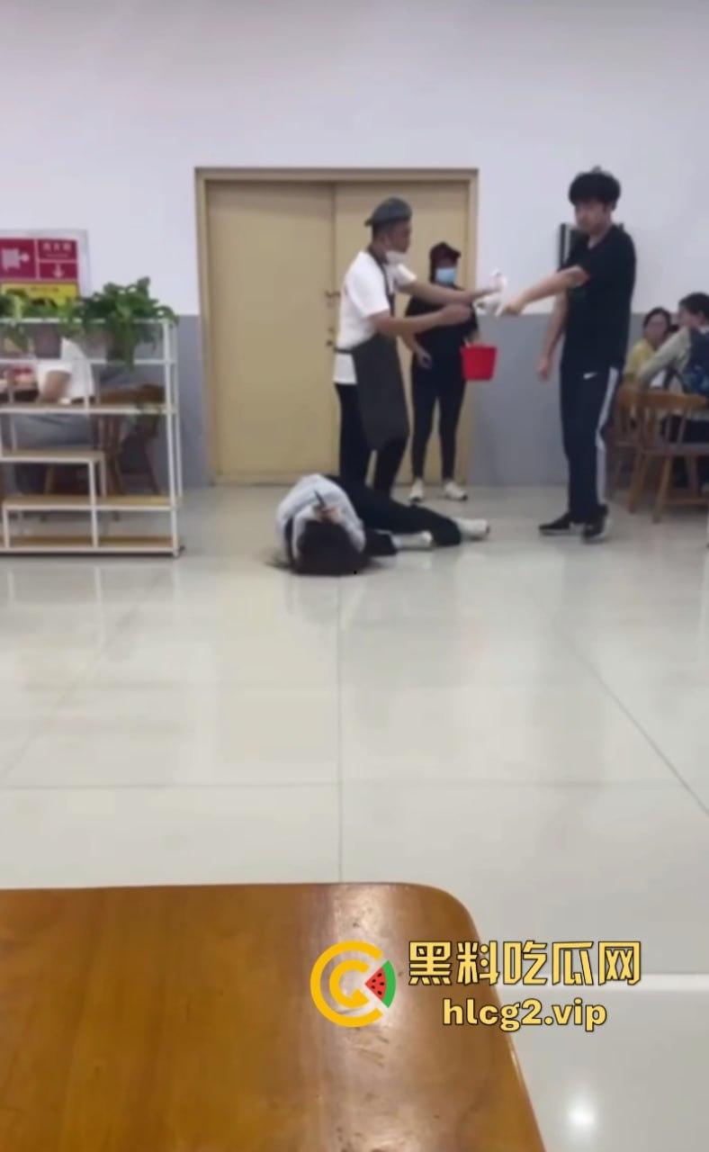 江苏师范大学小仙女食堂拿纸占位置被男生连环拳暴打 结果小仙女竟被保研！  第5张