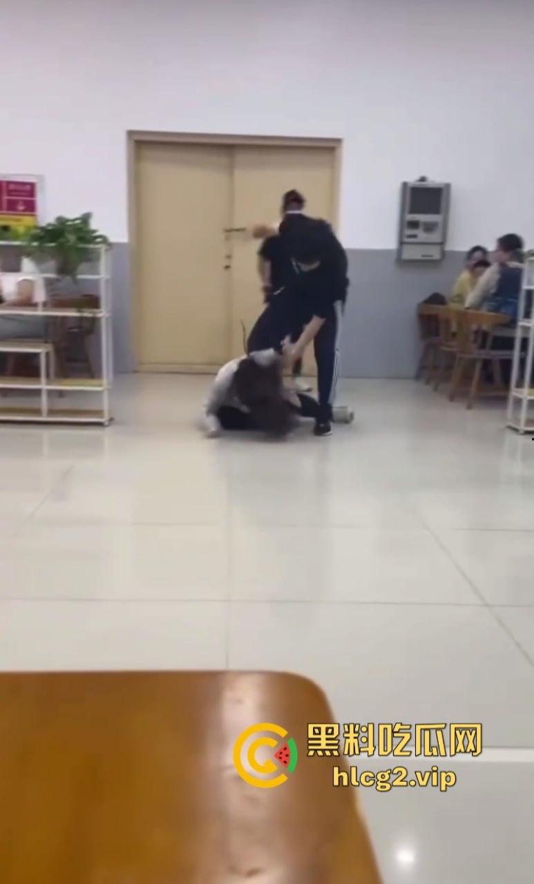江苏师范大学小仙女食堂拿纸占位置被男生连环拳暴打 结果小仙女竟被保研！  第6张