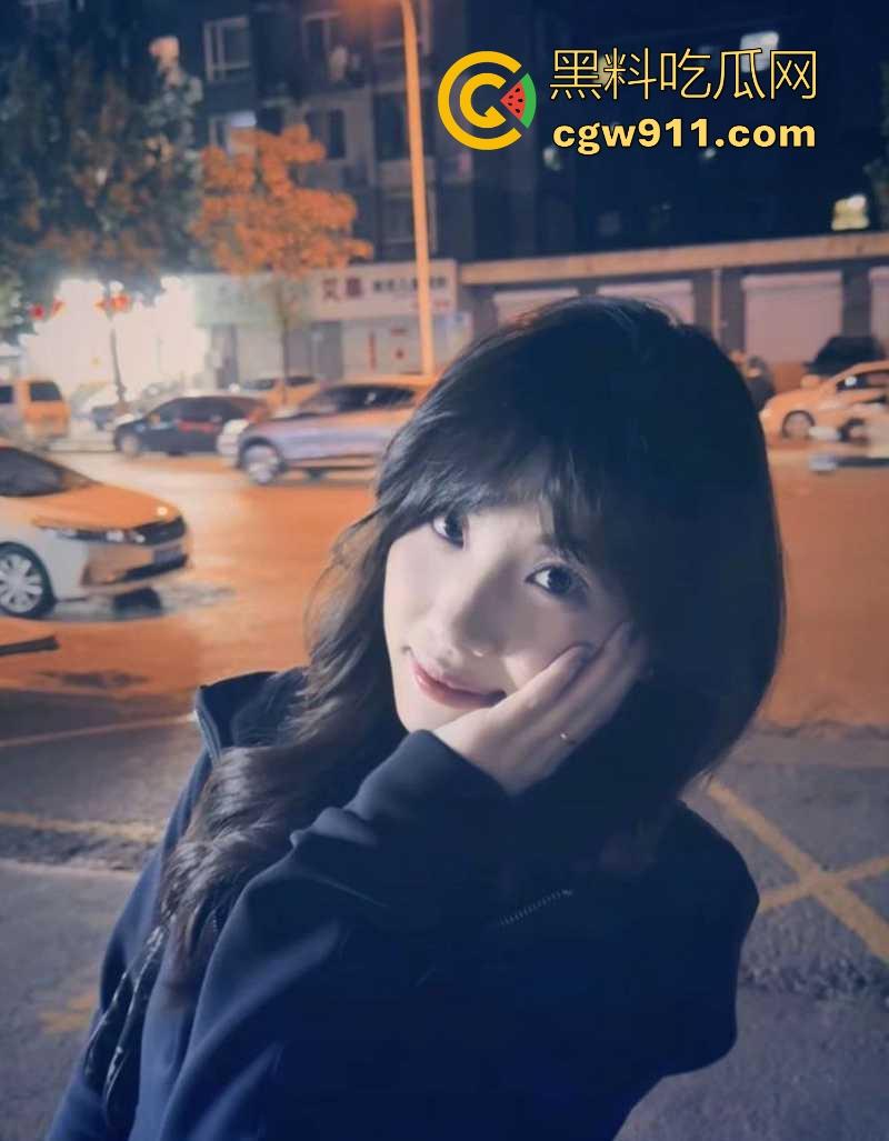 重庆青涩少女【李晓怡】遭男友蒙骗拍淫片，羞涩露奶玩自拍，穿粉裙白丝挨操只敢低声娇喘，淫性有待开发！  第1张