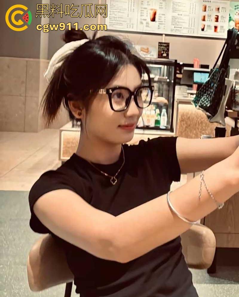 重庆青涩少女【李晓怡】遭男友蒙骗拍淫片，羞涩露奶玩自拍，穿粉裙白丝挨操只敢低声娇喘，淫性有待开发！  第3张