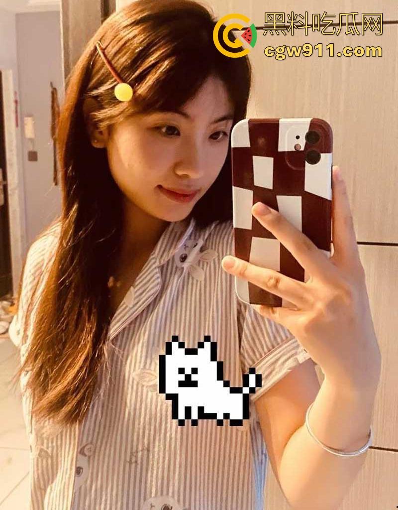 重庆青涩少女【李晓怡】遭男友蒙骗拍淫片，羞涩露奶玩自拍，穿粉裙白丝挨操只敢低声娇喘，淫性有待开发！  第4张