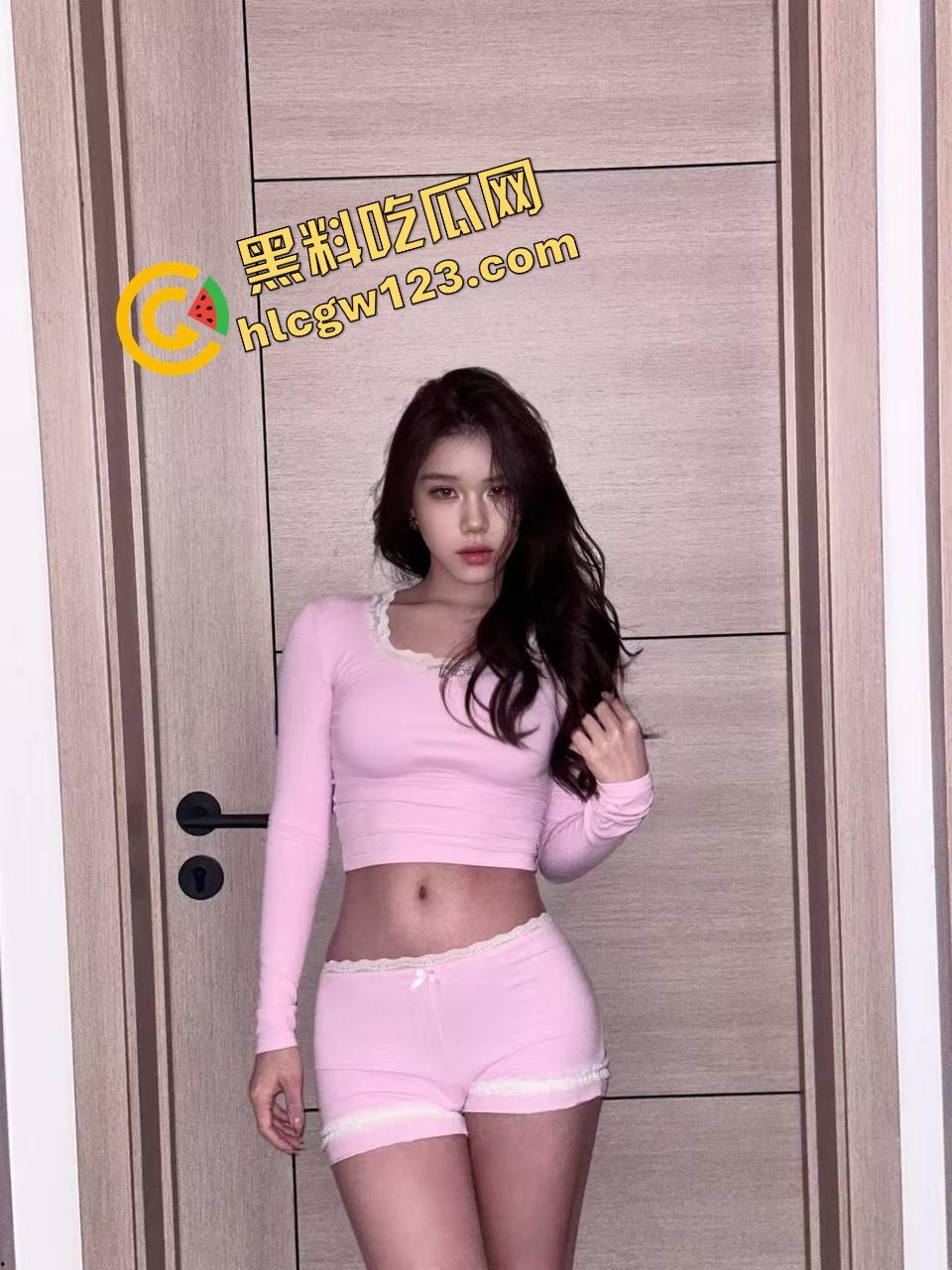 嫂子这腰臀比太顶了，哥哥出差不在家，我直接后入她的大肥臀，忍不住拔枪狂干！肥臀即正义！  第1张