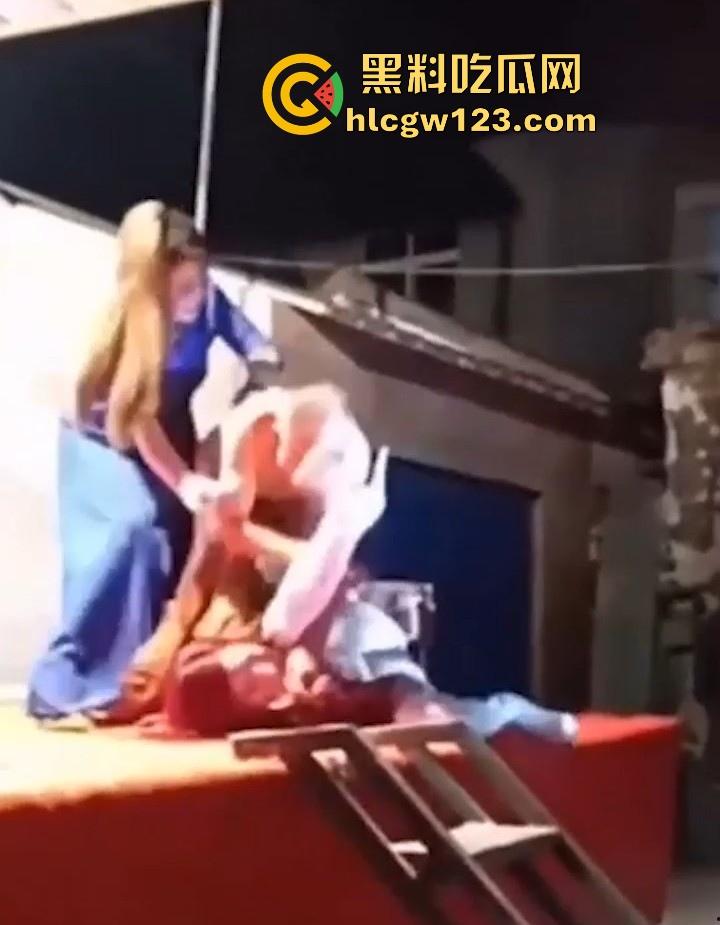 妖娆舞娘登台献艺 表演失误却被饥渴老登强行推倒施暴 看来这老登已饥渴难耐了 全场群众瞠目结舌！  第1张