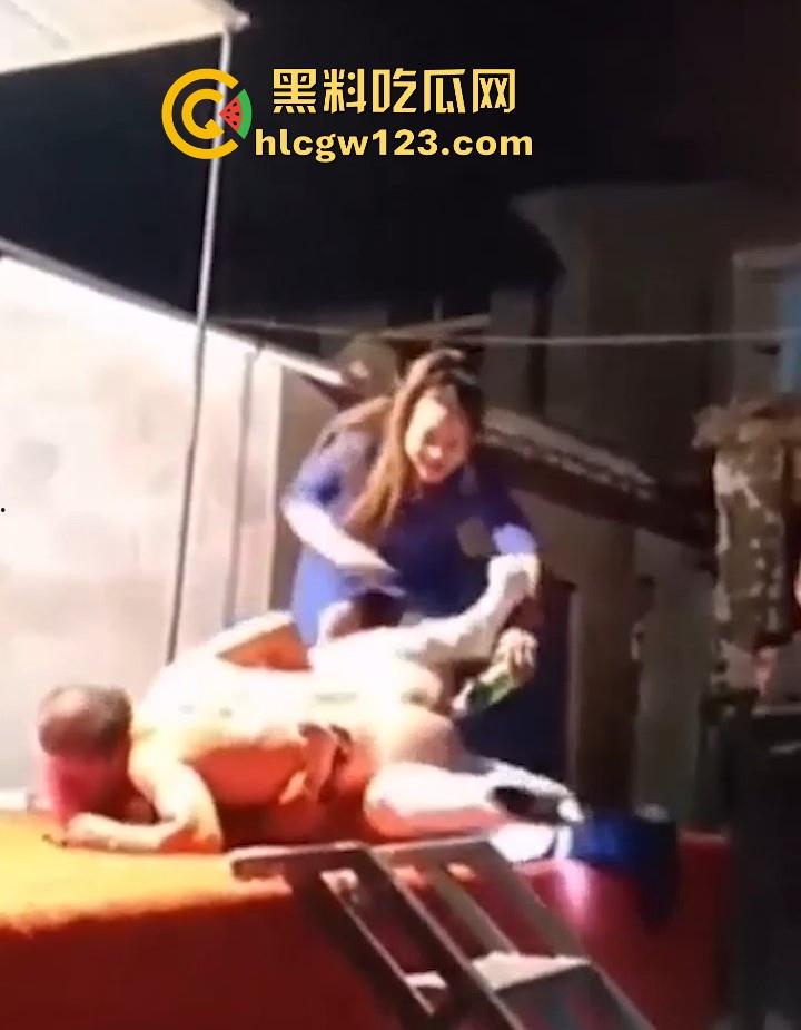 妖娆舞娘登台献艺 表演失误却被饥渴老登强行推倒施暴 看来这老登已饥渴难耐了 全场群众瞠目结舌！  第2张