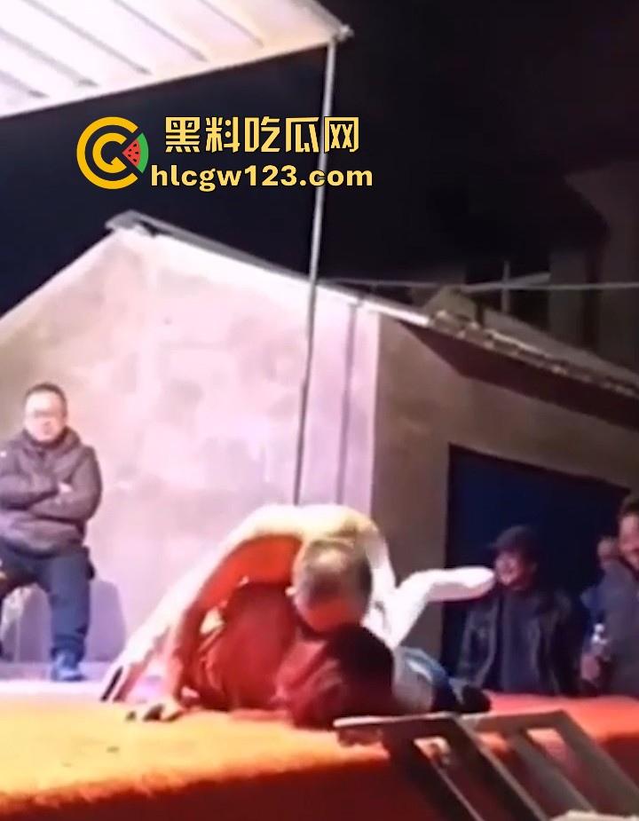 妖娆舞娘登台献艺 表演失误却被饥渴老登强行推倒施暴 看来这老登已饥渴难耐了 全场群众瞠目结舌！  第3张