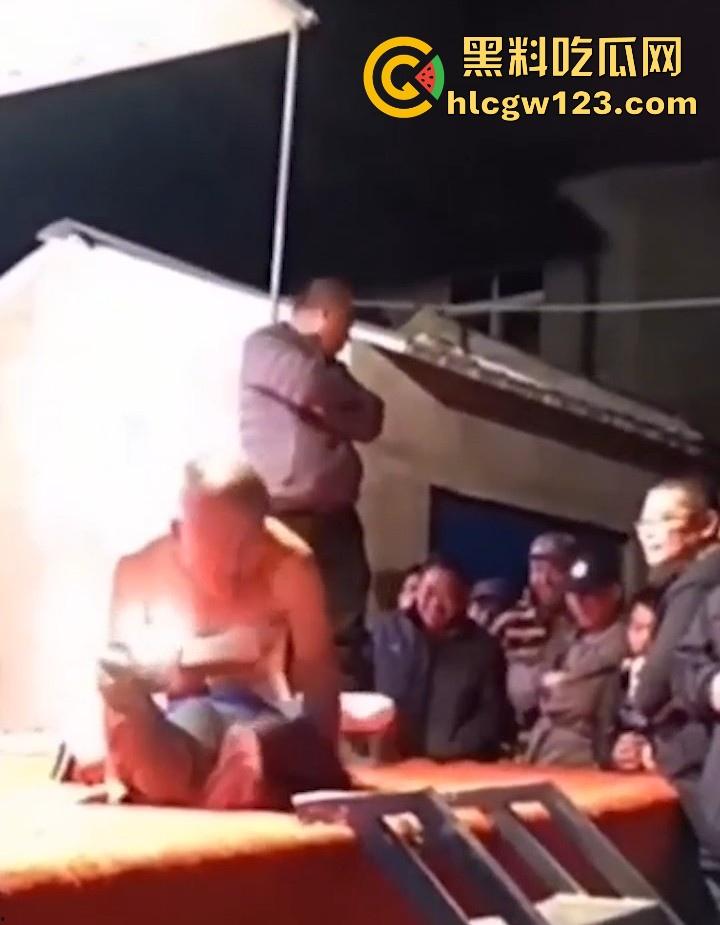 妖娆舞娘登台献艺 表演失误却被饥渴老登强行推倒施暴 看来这老登已饥渴难耐了 全场群众瞠目结舌！  第5张