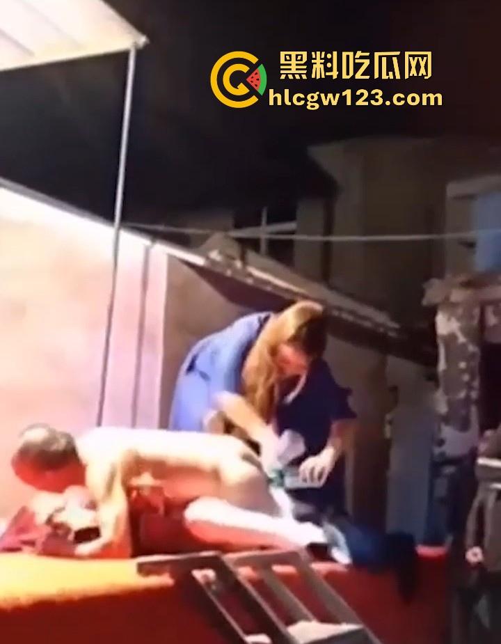 妖娆舞娘登台献艺 表演失误却被饥渴老登强行推倒施暴 看来这老登已饥渴难耐了 全场群众瞠目结舌！  第6张