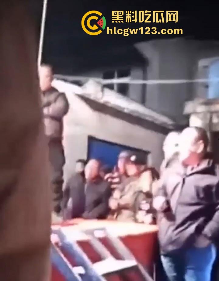 妖娆舞娘登台献艺 表演失误却被饥渴老登强行推倒施暴 看来这老登已饥渴难耐了 全场群众瞠目结舌！  第9张