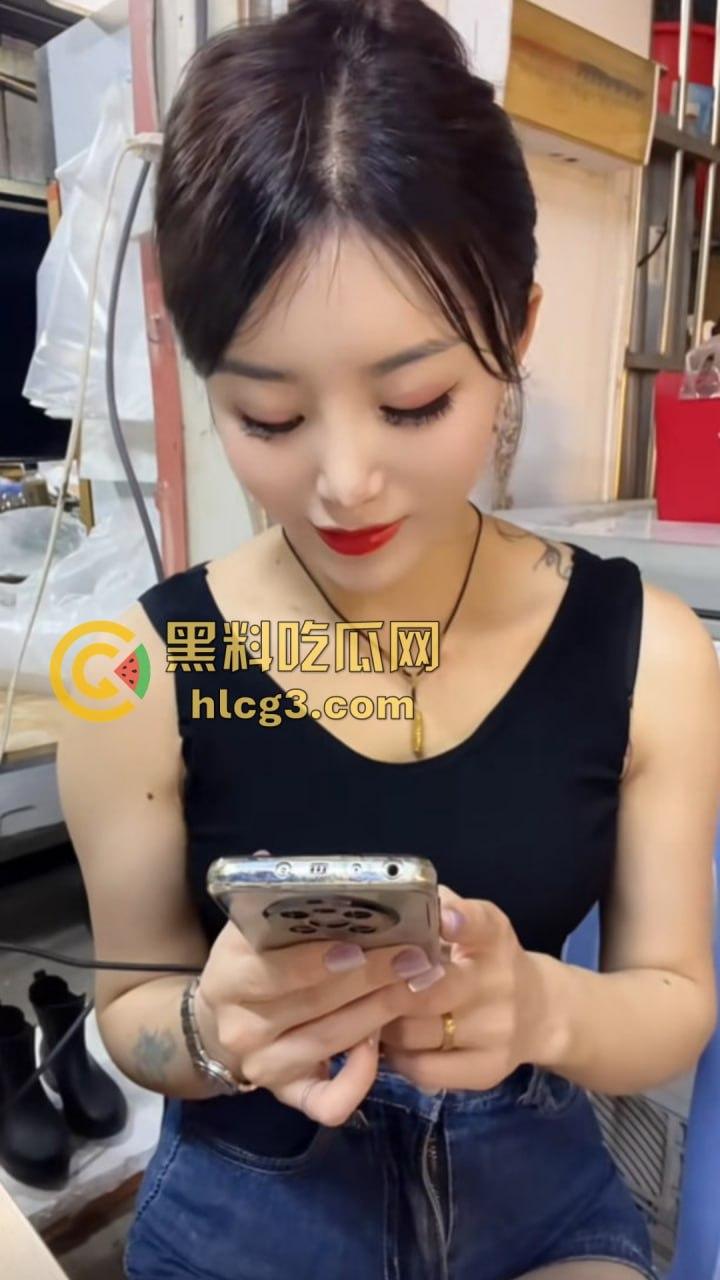 广东澄海1987烧烤店火辣老板娘『张丽华』与老板卷帘门内激情啪啪视频曝光，烧烤店一夜爆红！  第5张