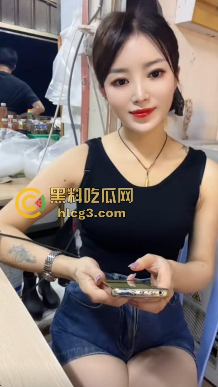 广东澄海1987烧烤店火辣老板娘『张丽华』与老板卷帘门内激情啪啪视频曝光，烧烤店一夜爆红！  第7张