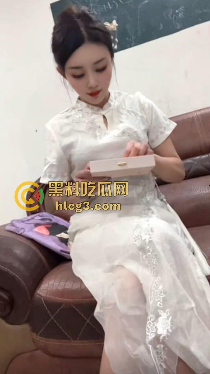 广东澄海1987烧烤店火辣老板娘『张丽华』与老板卷帘门内激情啪啪视频曝光，烧烤店一夜爆红！  第9张