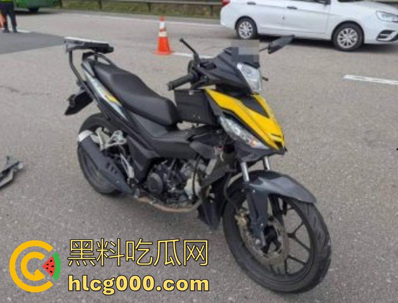 马来西亚摩托车手断头事件，为躲避卡车撞上隔离带，导致其当场被割断头颅，现场画面流出！  第4张