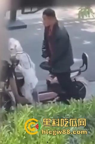 炸裂！男子公共场合操电瓶车  粉色的 一看就是女神骑的 这是靠近女神最近的一次！ 第1张