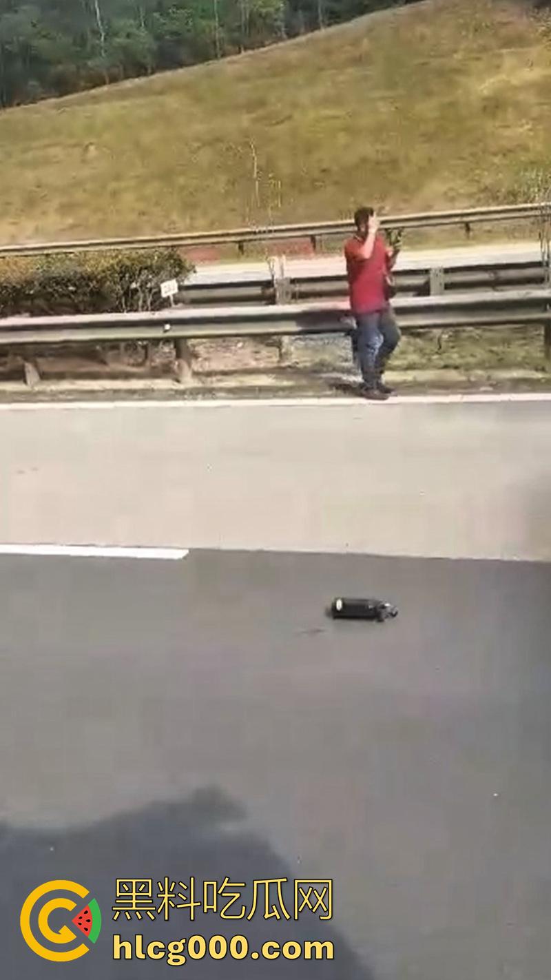 马来西亚摩托车手断头事件，为躲避卡车撞上隔离带，导致其当场被割断头颅，现场画面流出！  第7张