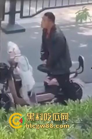 炸裂！男子公共场合操电瓶车  粉色的 一看就是女神骑的 这是靠近女神最近的一次！ 第2张