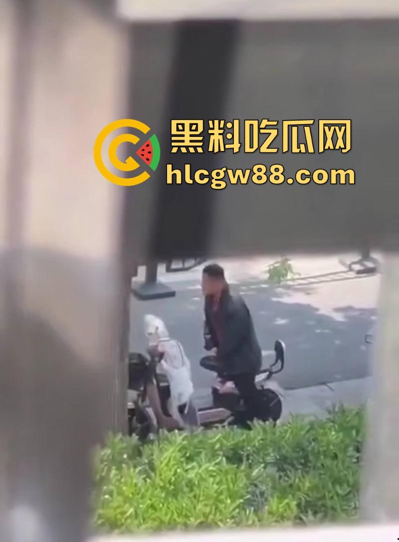 炸裂！男子公共场合操电瓶车  粉色的 一看就是女神骑的 这是靠近女神最近的一次！ 第4张
