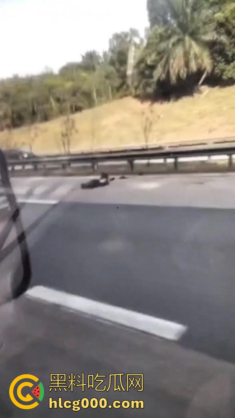 马来西亚摩托车手断头事件，为躲避卡车撞上隔离带，导致其当场被割断头颅，现场画面流出！  第9张