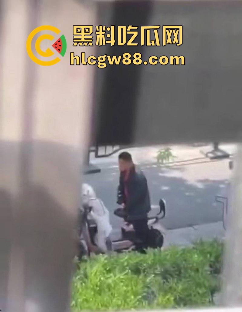 炸裂！男子公共场合操电瓶车  粉色的 一看就是女神骑的 这是靠近女神最近的一次！ 第5张
