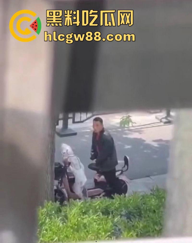 炸裂！男子公共场合操电瓶车  粉色的 一看就是女神骑的 这是靠近女神最近的一次！ 第6张