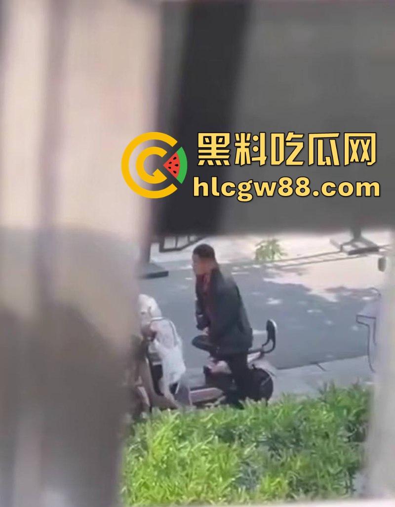 炸裂！男子公共场合操电瓶车  粉色的 一看就是女神骑的 这是靠近女神最近的一次！ 第8张